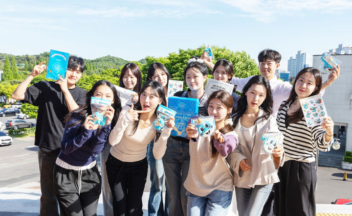 [진주=뉴시스]경상국립대, 학부 신입생 전원에게 대학 캐릭터 활용 '웰컴키트' 배부.(사진=경상국립대 제공).2026.05.11.photo@newsis.com *재판매 및 DB 금지