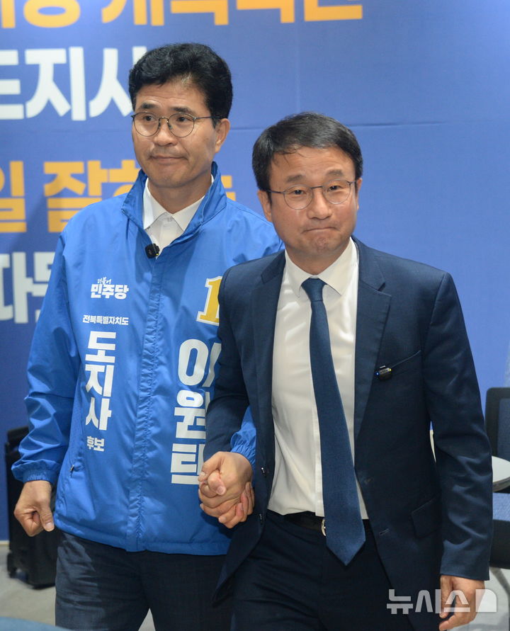 [전주=뉴시스] 김얼 기자 = 한병도(오른쪽) 더불어민주당 원내대표가 11일 전북 전주시 이원택 더불어민주당 전북특별자치도지사 예비후보 선거사무소를 방문해 이원택 더불어민주당 전북특별자치도지사 예비후보와 대화를 마치고 장내로 들어서고 있다. 2026.05.11. pmkeul@newsis.com