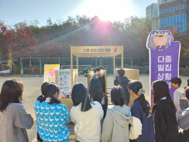 [서울=뉴시스]다중 밀집 인파 체험을 하는 상지초등학교 학생들. (사진=마포구 제공) 2026.05.11. photo@newsis.com *재판매 및 DB 금지