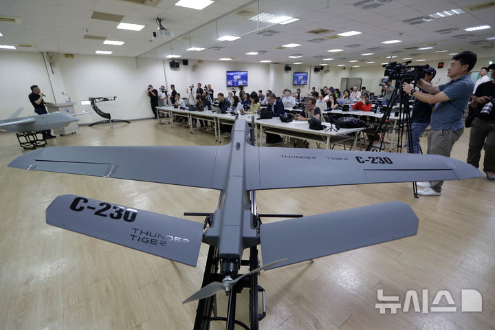 [타이중=AP/뉴시스] 11일 대만 중앙통신사(CNA) 등 현지 언론에 따르면 일본과 대만이 중국 중심 공급망의 지배력과 가격 경쟁력에 대응하기 위해 드론 분야 협력을 확대하고 있다. 사진은 지난 4월 대만 중부 타이중시 썬더타이거그룹 본사에 일회용 자폭 공격 드론인 'C-230 오버킬(스트라이커)'이 전시돼 있는 모습. 2026.05.11.