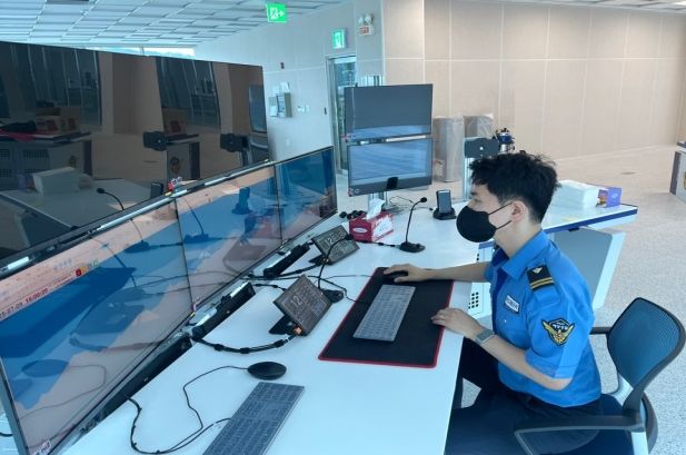 [동해=뉴시스] 동해 광역해상교통관제센터 내부 모습.(사진=동해해경청 제공)photo@newsis.com *재판매 및 DB 금지