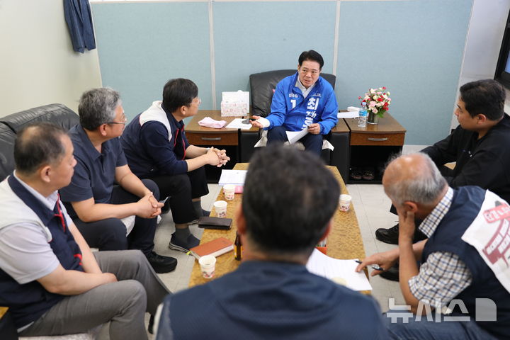 [안양=뉴시스] 더불어민주당 최대호 경기 안양시장 후보가 11일 전국민주노동조합총연맹(민주노총) 경기중부지부 회원들과 정책간담회를 열고 있다. (사진=선거사무소 제공) 2026.05.11. photo@newsis.com