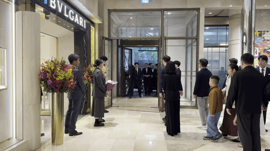 [서울=뉴시스] 동효정 기자=베르나르 아르노 회장이 롯데백화점에 들어서고 있다. 마이클 슈라이버 LVMH 북아시아 사장(왼쪽부터), 델핀 아르노 크리스찬 디올 CEO, 베르나르 아르노 회장, 정현석 롯데백화점 대표. 2026.05.11. photo@newsis.com *재판매 및 DB 금지