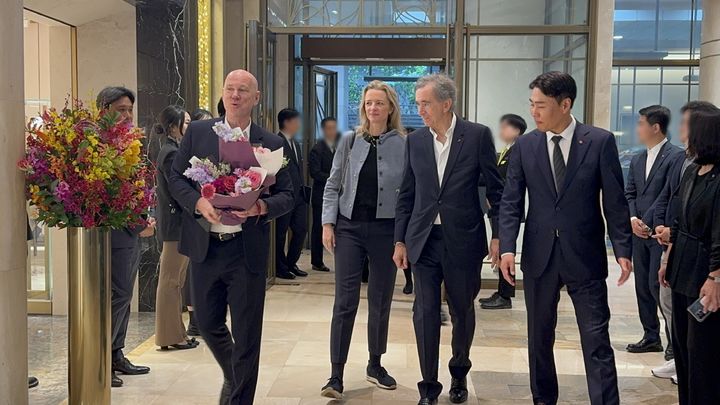 [서울=뉴시스] 동효정 기자=롯데백화점에 입장하고 있는 아르노 회장과 정현석 롯데백화점 대표. 2026.05.11. photo@newsis.com *재판매 및 DB 금지