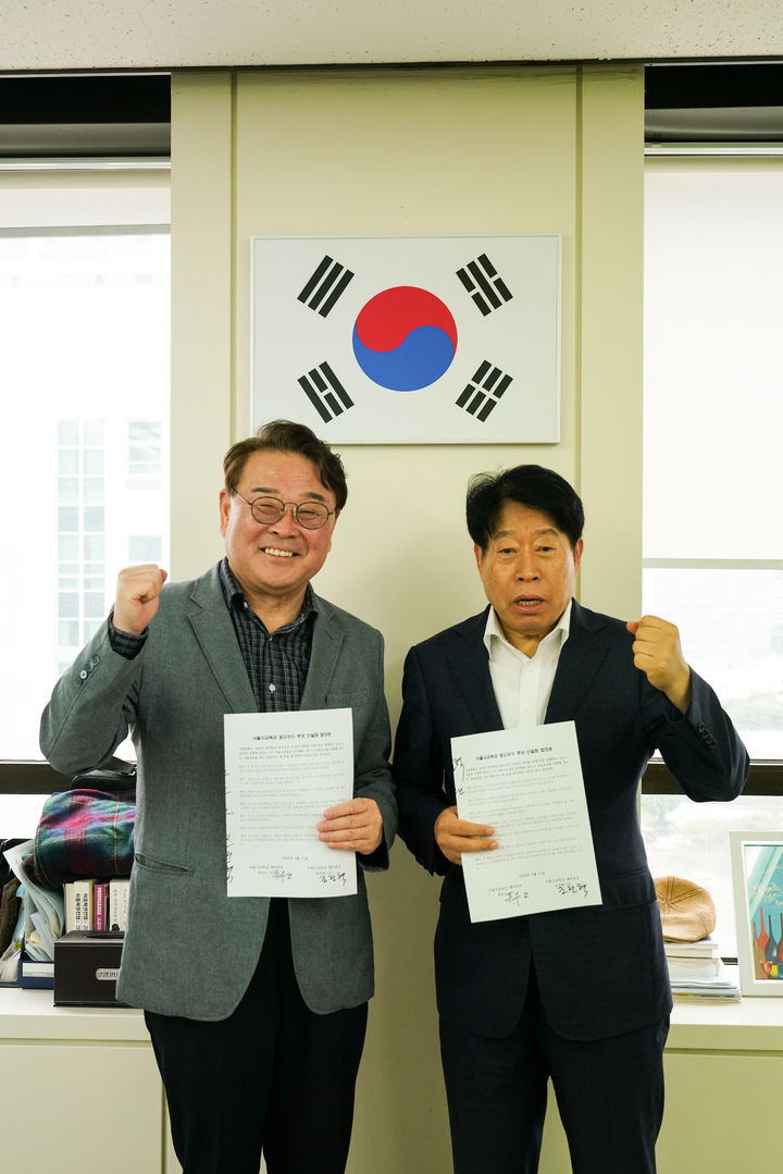 [서울=뉴시스] 조전혁(왼쪽) 예비후보와 류수노 예비후보가 11일 오후 단일화 방식에 합의하고 기념촬영을 하는 모습 (사진=조전혁 예비후보 측 제공) 2026.05.11. photo@newsis.com *재판매 및 DB 금지