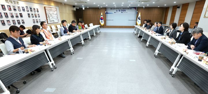 [세종=뉴시스]정부가 11일 이스란 보건복지부 제1차관 주재로 세종 보건복지부 대회의실에서 공공부문 돌봄 종사자의 처우개선을 위한 관계부처 및 민주노총과 함께 간담회를 개최했다. (사진=보건복지부 제공) 2026.05.11. photo@newsis.com *재판매 및 DB 금지