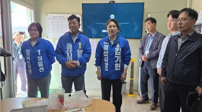 11일 더불어민주당 김기현 경산시장 후보(중앙)가 (왼쪽부터)장말선 경북도의원 후보와 양재영 경산시의원 후보와 한국노총 경산버스 기사들과 간담회를 가졌다. (사진=김 후보 선거캠프 제공) *재판매 및 DB 금지