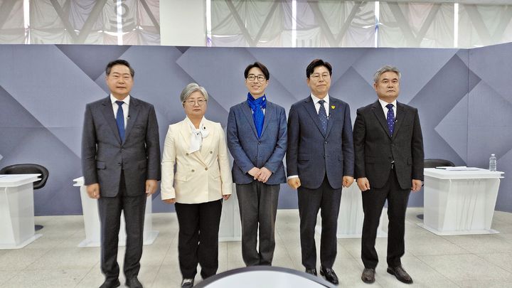 [세종=뉴시스] 송승화 기자 = 세종시 출입기자단과 SK브로드밴드 세종방송이 공동 주최한 세종시교육감 후보자 토론회 시작전 기념사진을 찍고 있다. (왼쪽)원성수, 강미애, 김인엽, 임전수, 안광식 후보.(사진=세종시출입기자단). 2026.05.12. photo@newsis.com. *재판매 및 DB 금지
