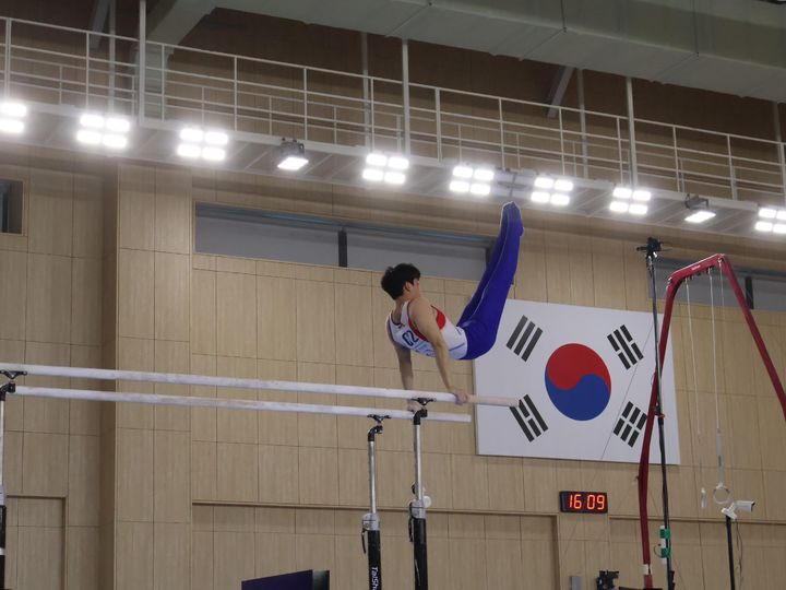 [서울=뉴시스] 류성현(서울시청)이 지난 10일 충북 진천의 진천국가대표선수촌 기계체조장에서 열린 '2026년 기계체조 국가대표 및 국제대회 파견 대표선수 최종선발전'에서 평행봉 경기를 펼치고 있다. (사진=대한체조협회 제공) 2026.05.11. *재판매 및 DB 금지