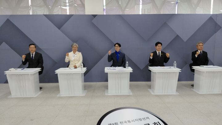 [세종=뉴시스] 토론 준비 하는 (왼쪽)원성수, 강미애, 김인엽, 임전수, 안광식 후보.(사진=세종시출입기자단). 2026.05.12. photo@newsis.com. *재판매 및 DB 금지