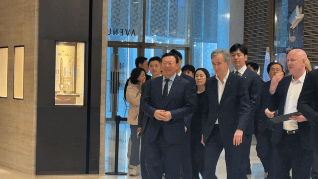 [서울=뉴시스] 권민지 기자 =롯데백화점 에비뉴엘월드타워점을 찾은 정현석 롯데백화점 대표(왼쪽부터), 신동빈 롯데그룹 회장, 베르나르 아르노 LVMH 회장, 신유열 롯데지주 미래성장실장 부사장, 마이클 슈라이버 LVMH 북아시아 지사장, 델핀 아르노 크리스찬 디올 CEO. 2026.05.11. ming@newsis.com *재판매 및 DB 금지