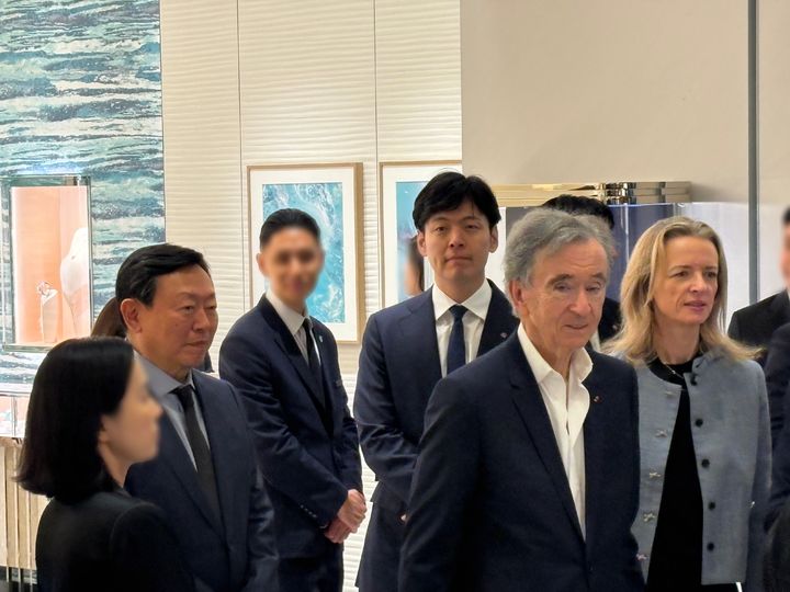 [서울=뉴시스] 권민지 기자 =신동빈 롯데그룹 회장이 롯데백화점 에비뉴엘월드타워점에서 베르나르 아르노 LVMH 회장을 직접 맞았다. 왼쪽부터 신동빈 롯데그룹 회장, 신유열 롯데지주 미래성장실장 부사장, 베르나르 아르노 LVMH 회장, 델핀 아르노 크리스찬 디올 CEO 2026.05.11. ming@newsis.com *재판매 및 DB 금지