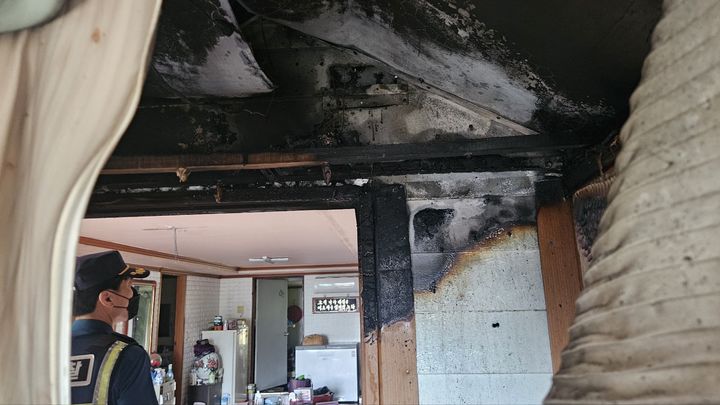 [김제=뉴시스] 11일 오후 3시20분께 전북 김제시 진봉면의 한 주택에서 불이 나 지붕이 검게 그을려 있다. (사진=전북도소방본부 제공) 2026.05.11. photo@newsis.com *재판매 및 DB 금지