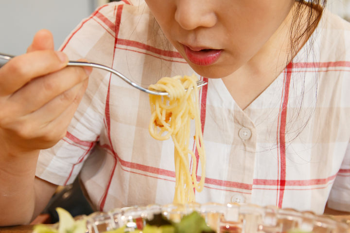 [서울=뉴시스] 극단적인 편식 성향을 가진 시누이 때문에 식사 준비에 스트레스를 받고 있다는 여성의 사연이 온라인 상에서 화제를 모으고 있다. (사진=유토이미지)