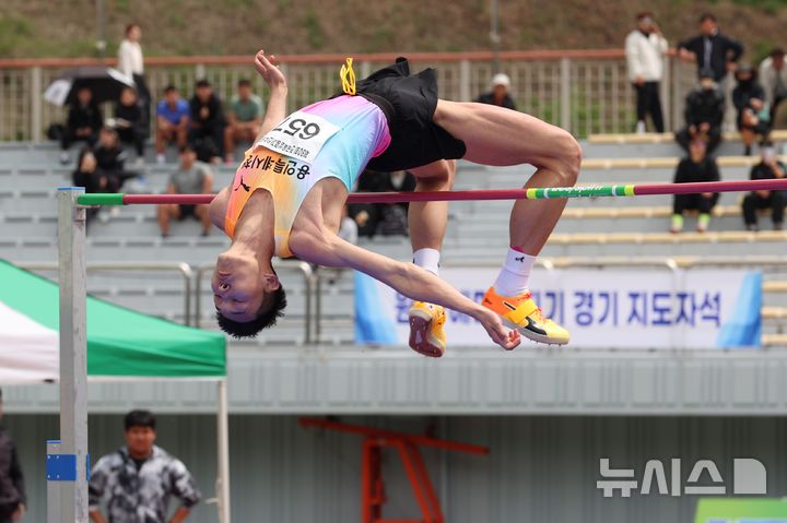 [서울=뉴시스]높이뛰기 우상혁. (사진=대한육상연맹 제공)