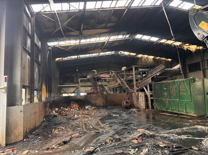 [군산=뉴시스] 11일 오후 4시37분께 전북 군산시 내초동의 폐기물처리장 선별동 건물에서 불이 나 내부가 그을려있다. (사진=전북도소방본부 제공) 2026.05.11. photo@newsis.com *재판매 및 DB 금지