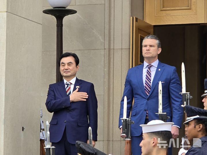 [워싱턴=뉴시스]이윤희 특파원 = 안규백 국방부 장관이 11일(현지 시간) 미 국방부 청사에서 열린 환영 행사에서 피트 헤그세스 미 국방장관과 나란히 서 있다. (사진=워싱턴공동취재단). 2026.05.11.