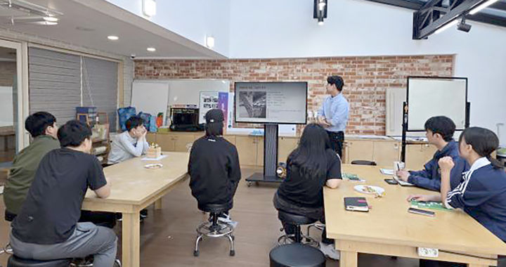 [광주=뉴시스] 광주 서구청소년수련관, 5·18민주화운동 청소년디지털 도슨트 운영. (사진=광주 서구청소년수련관 제공). photo@newsis.com *재판매 및 DB 금지
