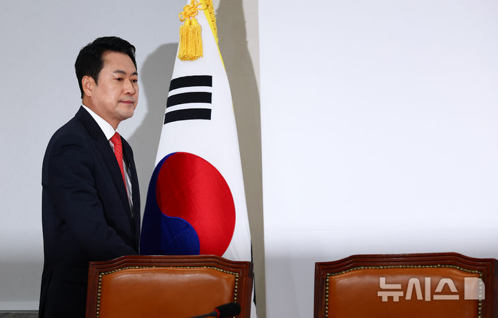 [서울=뉴시스] 김근수 기자 = 장동혁 국민의힘 대표가 11일 오전 서울 여의도 국회에서 열린 최고위원회의에 참석해 자리로 이동하고 있다. 2026.05.11. ks@newsis.com