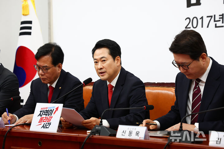 [서울=뉴시스] 김근수 기자 = 장동혁(왼쪽 두번째) 국민의힘 대표가 11일 오전 서울 여의도 국회에서 열린 최고위원회의에서 발언하고 있다. 2026.05.11. ks@newsis.com