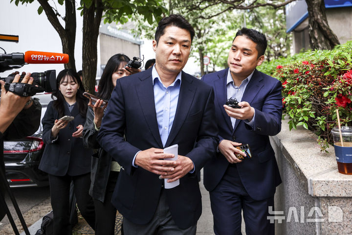 [과천=뉴시스] 정병혁 기자 = 최재훈 대전지검 중요경제범죄조사단 부장검사가 11일 경기 과천시 종합특검 사무실에서 도이치모터스 주가조작 사건 관련 참고인 조사를 받기 위해 출석하고 있다. 2026.05.11. jhope@newsis.com