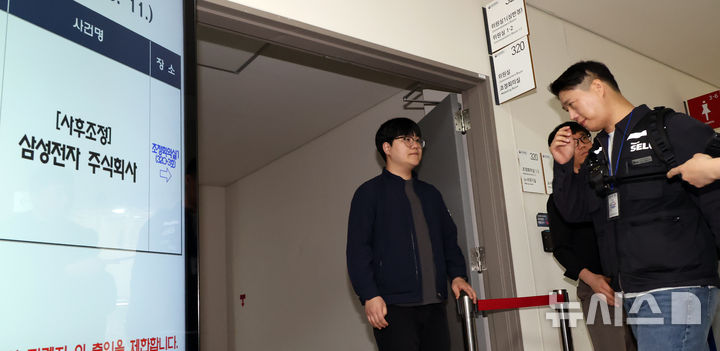 [세종=뉴시스] 강종민 기자 = 11일 삼성전자 노조 대표로 초기업노동조합 삼성전자 지부 최승호 위원장 등이 사후조정 절차가 열리는 세종시 정부세종청사 중노위 조정회의실로 들어가고 있다. 삼성전자 노사가 이틀동안 중앙노동위원회 사후조정 절차를 통해 협상을 재개한다. 2026.05.11. ppkjm@newsis.com
