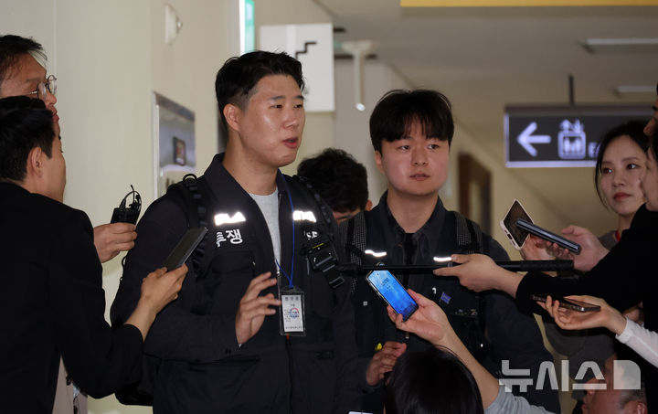 [세종=뉴시스] 강종민 기자 = 11일 삼성전자 노조 대표로 초기업노동조합 삼성전자 지부 최승호 위원장이 사후조정 절차가 열리는 세종시 정부세종청사 중노위에 도착, 취재진 질문에 답고 있다. 삼성전자 노사가 이틀동안 중앙노동위원회 사후조정 절차를 통해 협상을 재개한다. 2026.05.11. ppkjm@newsis.com