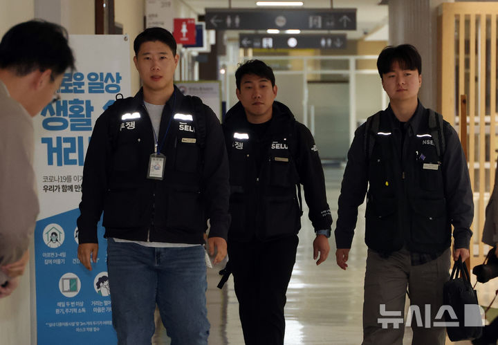 [세종=뉴시스] 강종민 기자 = 11일 삼성전자 노조 대표로 초기업노동조합 삼성전자 지부 최승호 위원장 등이 사후조정 절차가 열리는 세종시 정부세종청사 중노위 조정회의실로 향하고 있다.&nbsp; 삼성전자 노사가 이틀동안 중앙노동위원회 사후조정 절차를 통해 협상을 재개한다. 2026.05.11. ppkjm@newsis.com