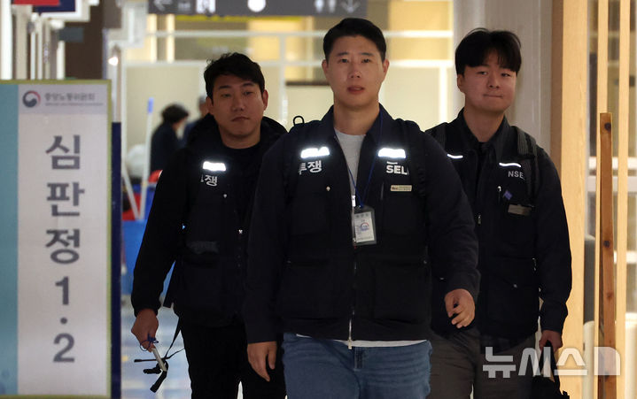 [세종=뉴시스] 강종민 기자 = 11일 삼성전자 노조 대표로 초기업노동조합 삼성전자 지부 최승호 위원장 등이 사후조정 절차가 열리는 세종시 정부세종청사 중노위 조정회의실로 향하고 있다.    삼성전자 노사가 이틀동안 중앙노동위원회 사후조정 절차를 통해 협상을 재개한다. 2026.05.11. ppkjm@newsis.com