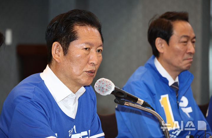 [춘천=뉴시스] 김금보 기자 = 정청래(왼쪽) 더불어민주당 대표 겸 중앙선거대책위원회 총괄 상임 위원장이 11일 오전 강원도 춘천시 동면 춘천스카이컨벤션 웨딩홀에서 열린 현장 중앙선거대책위원회의에서 발언을 하고 있다. 2026.05.11. kgb@newsis.com