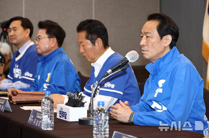[춘천=뉴시스] 김금보 기자 = 우상호 더불어민주당 강원도지사 후보가 11일 오전 강원도 춘천시 동면 춘천스카이컨벤션 웨딩홀에서 열린 현장 중앙선거대책위원회의에서 발언을 하고 있다. 2026.05.11. kgb@newsis.com