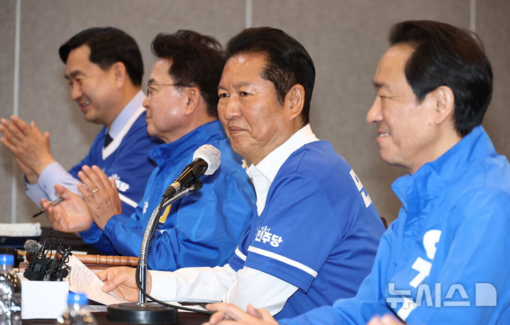 [춘천=뉴시스] 김금보 기자 = 정청래 대표 겸 중앙선거대책위원회 총괄 상임 위원장이 11일 오전 강원도 춘천시 동면 춘천스카이컨벤션 웨딩홀에서 열린 현장 중앙선거대책위원회의에 참석해 있다. 2026.05.11. kgb@newsis.com