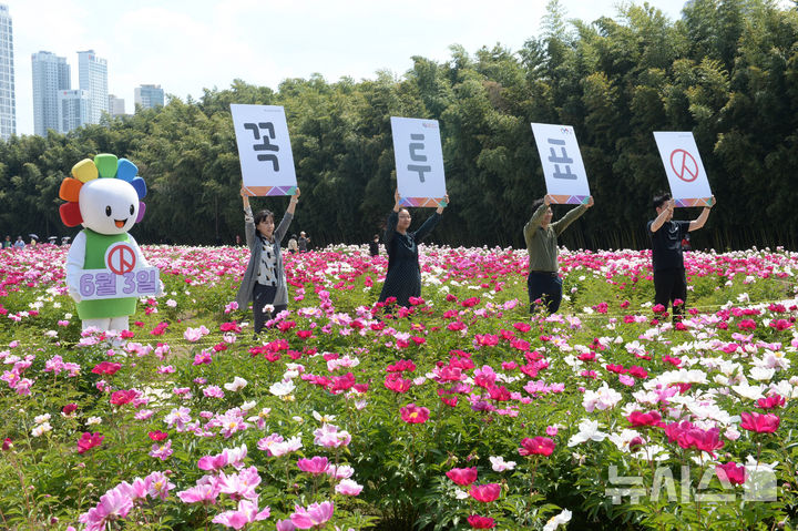 [울산=뉴시스] 배병수 기자 = 제9회 전국동시지방선거를 앞둔 11일 울산 중구 태화국가정원에서 울산시선거관리위원회 관계자와 선거 마스코트가 투표 독려 캠페인을 벌이고 있다. 2026.05.11. bbs@newsis.com.
