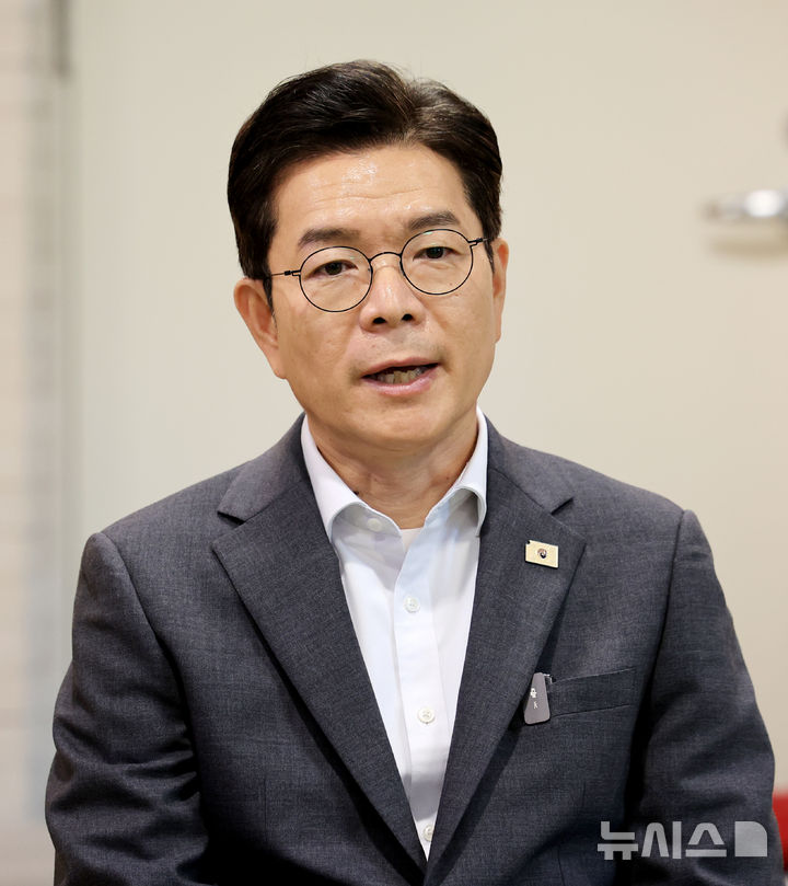 [서울=뉴시스] 국회사진기자단 = 정원오 더불어민주당 서울시장 후보가 11일 서울 마포구 LG사이언스파크를 방문해 간담회를 갖고 있다.정 후보는 이날 구로·가산 디지털단지 일대의 피지컬 AI(인공지능) 실증경제 중심지 육성 등 내용이 담긴 'AI G2 서울' 공약을 발표했다. 2026.05.11. photo@newsis.com
