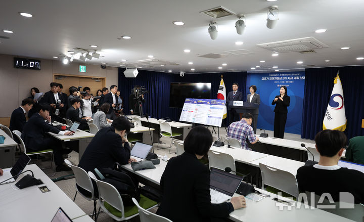 [서울=뉴시스] 김선웅 기자 = 이스란 보건복지부 1차관이 11일 서울 종로구 정부서울청사에서 고유가 피해지원금 2차 지급 대상자 선정 기준을 설명하고 있다. 2026.05.11. mangusta@newsis.com