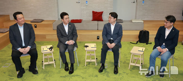[서울=뉴시스] 국회사진기자단 = 정원오 더불어민주당 서울시장 후보가 11일 서울 마포구 LG사이언스파크를 방문해 LG관계자들과 간담회를 갖고 있다. 정 후보는 이날 구로·가산 디지털단지 일대의 피지컬 AI(인공지능) 실증경제 중심지 육성 등 내용이 담긴 'AI G2 서울' 공약을 발표했다. 2026.05.11. photo@newsis.com
