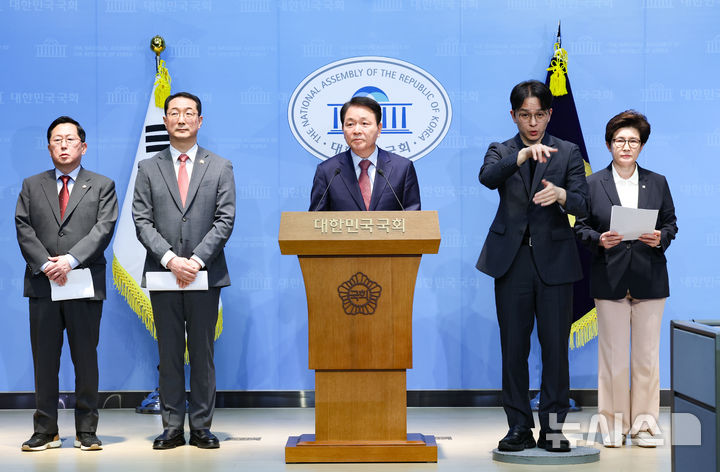 [서울=뉴시스] 김근수 기자 = 성일종(가운데) 국민의힘 의원이 11일 오전 서울 여의도 국회 소통관에서 나무호 피격 정부 대응 관련 공동 기자회견 관련 기자회견을 하고 있다. 왼쪽부터 유용원 의원, 김건 의원, 성 의원, 강선영 의원&nbsp; 2026.05.11. ks@newsis.com
