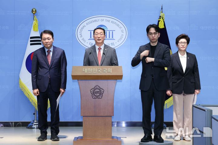 [서울=뉴시스] 김근수 기자 = 김건 국민의힘 의원이 11일 오전 서울 여의도 국회 소통관에서 나무호 피격 정부 대응 관련 공동 기자회견 관련 기자회견을 하고 있다. 왼쪽부터 성일종 의원, 김건 의원, 강선영 의원. 2026.05.11. ks@newsis.com