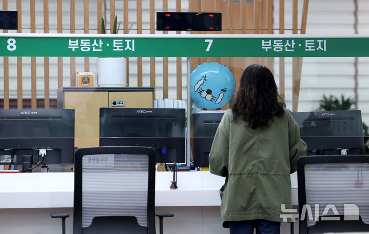 [서울=뉴시스] 김진아 기자 = '다주택자 양도소득세 중과'가 10일 재개된 이후 서울 아파트 매물은 감소세를 이어갈 것으로 보인다. 11일 부동산 빅데이터 업체 아실에 따르면 이날 기준 서울 아파트 매물은 6만5682건으로 집계됐다. 양도세 중과가 시행된 전날(6만6914건) 보다 약 1200건이 줄었다.&nbsp; 사진은 11일 서울 시내 구청 부동산 중개업(토지거래허가, 전세사기피해접수 등) 관련 창구. 2026.05.11. bluesoda@newsis.com