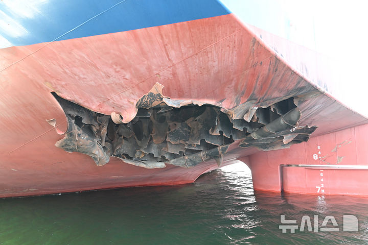 [서울=뉴시스] 외교부는 10일 "호르무즈 해협에 정박중이던 HMM 나무호 관련 정부 합동 조사단이 현장 조사를 지난 8일 실시했다"며 "조사 결과 지난 4일 미상의 비행체가 HMM 선미를 타격한 것으로 확인됐다"고 밝혔다. 사진은 미상의 비행체 타격으로 훼손된 나무호 선미 외판 모습. (사진=외교부 제공) 2026.05.11. photo@newsis.com *재판매 및 DB 금지