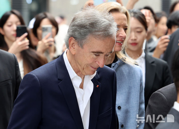 [서울=뉴시스] 이영환 기자 = 베르나르 아르노 루이비통모에헤네시(LVMH) 회장이 11일 오후 서울 중구 신세계백화점 본점 더 리저브를 방문하고 있다. 더 리저브에는 '루이비통 더 플레이스 서울 신세계 더 리저브'가 입점해 있다. 브랜드가 제안하는 패션과 예술 등 콘텐츠를 다채롭게 경험할 수 있는 공간으로 세계 최대 규모의 루이비통 매장이다. 2026.05.11. 20hwan@newsis.com