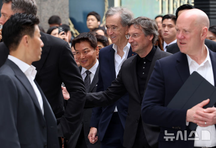 [서울=뉴시스] 이영환 기자 = 베르나르 아르노 루이비통모에헤네시(LVMH) 회장(중간)이 11일 오후 서울 중구 신세계백화점 본점 더 리저브를 방문하고 있다. 박주형 신세계백화점 대표(왼쪽)이 직접 접견에 나섰다. 2026.05.11. 20hwan@newsis.com