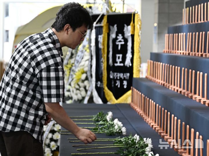 [광주=뉴시스] 이현행 기자 = 12·29 무안공항 제주항공 여객기 참사 500일을 이틀 앞둔 11일 오전 광주 동구 금남로 YMCA 1층에 마련된 시민 합동 분향소에서 한 시민이 헌화하고 있다. 2026.05.11. lhh@newsis.com