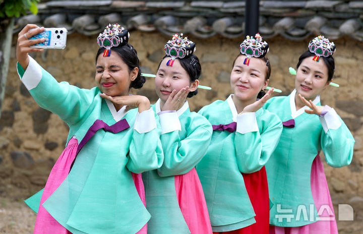 [경산=뉴시스] 이무열 기자 = 11일 경북 경산시 영남대학교 민속촌에서 열린 외국인 유학생과 함께하는 관례·계례 행사에 참여한 학생들이 기념촬영을 하고 있다. 2026.05.11. lmy@newsis.com