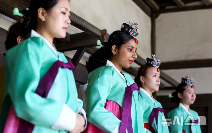 [경산=뉴시스] 이무열 기자 = 11일 경북 경산시 영남대학교 민속촌에서 열린 외국인 유학생과 함께하는 관례·계례 행사에 참여한 학생들이 한국 전통 성년식을 체험하고 있다. 2026.05.11. lmy@newsis.com