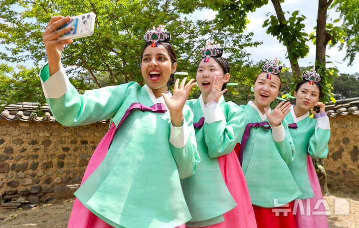 [경산=뉴시스] 이무열 기자 = 11일 경북 경산시 영남대학교 민속촌에서 열린 외국인 유학생과 함께하는 관례·계례 행사에 참여한 학생들이 기념촬영을 하고 있다. 2026.05.11. lmy@newsis.com