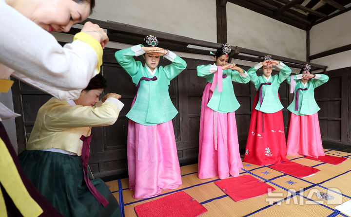 [경산=뉴시스] 이무열 기자 = 11일 경북 경산시 영남대학교 민속촌에서 열린 외국인 유학생들과 함께하는 관례·계례 행사에 참여한 학생들이 한국 전통 성년식을 체험하고 있다. 2026.05.11. lmy@newsis.com