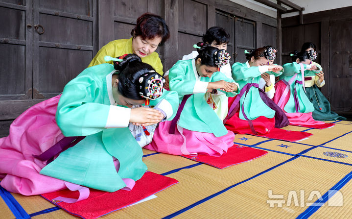 [경산=뉴시스] 이무열 기자 = 11일 경북 경산시 영남대학교 민속촌에서 열린 외국인 유학생과 함께하는 관례·계례 행사에 참여한 학생들이 한국 전통 성년식을 체험하고 있다. 2026.05.11. lmy@newsis.com