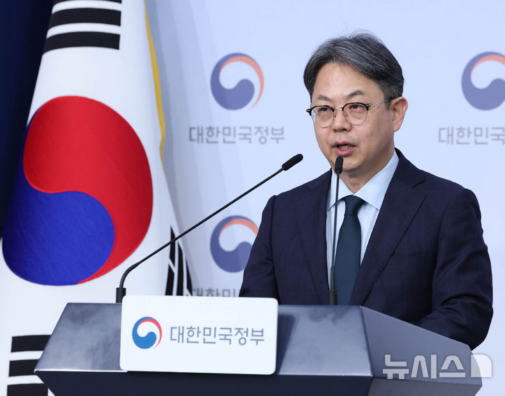 [서울=뉴시스] 조수정 기자 = 김성훈 인사혁신처 차장이 지난달 11일 오후 서울 종로구 정부서울청사에서 성과역량 중심 '5급 조기승진제' 도입 등 공직 역량 강화 추진 관련 공무원 임용령 개정안 입법 예고 브리핑을 하고 있다. 2026.05.11. chocrystal@newsis.com
