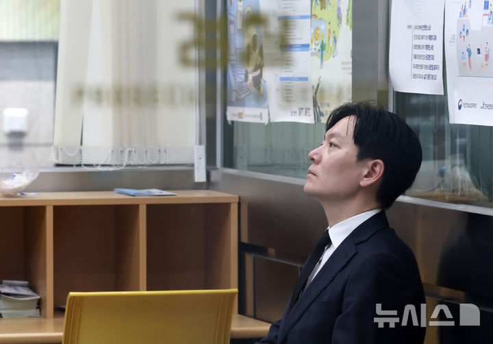 [서울=뉴시스] 조성우 기자 = 박상용 인천지검 부부장검사가 11일 서울 서초구 대검찰청에서 열리는 이른바 '연어 술파티 진술 회유 의혹'과 관련한 자신의 징계 여부를 논의하는 대검찰청 감찰위원회 회의에 출석을 자청하며 민원실에서 대기하고 있다. 2026.05.11. xconfind@newsis.com
